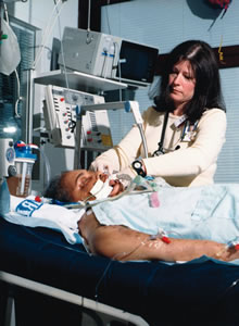 UW Medical Center Nurse Victoria Hutman, '99, examines a patient. Photo by Gavin Sisk.