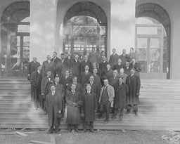 Hoo-Hoo members on the steps of the AYPE California Building