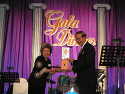 Kraisi Karnasuta, Governor of the Electricity Generating Authority of Thailand (right), receives the 2006 UW Alumnus of the Year Award - Thai Chapter from Chapter President Amara Pongsapich.