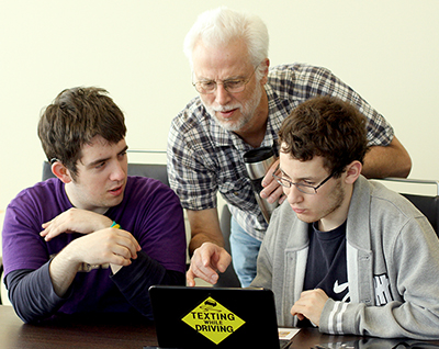 Richard Ladner shows students how to code at an AccessComputing event.
