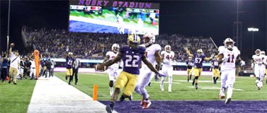 uw football player scores touchdown.