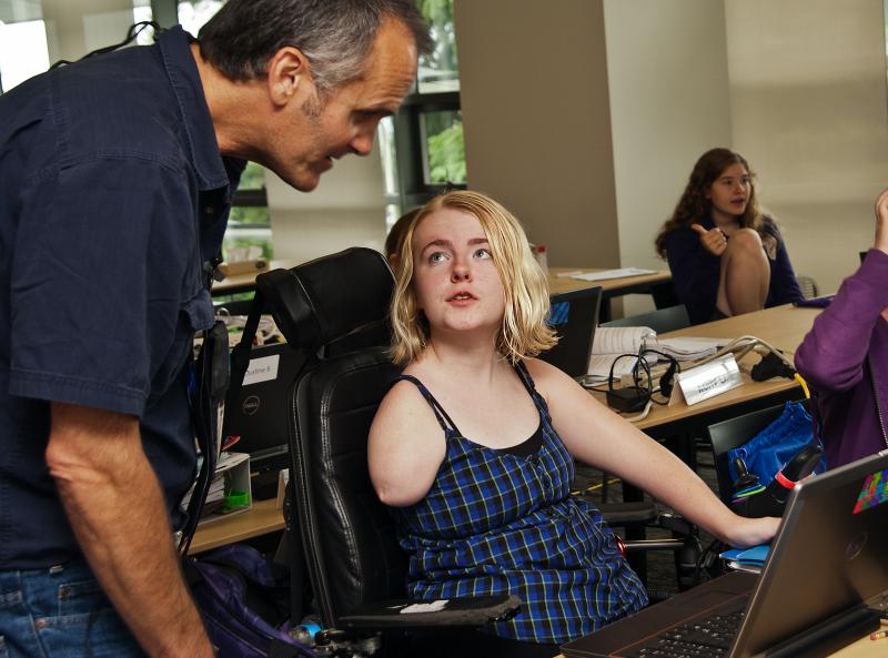 DO-IT staff Doug speaks with Scholar Kayla about a computer project.