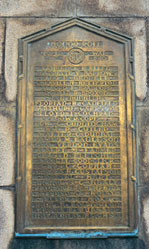 Bronze plaques at the 45th Street entrance to campus memorialize UW students and faculty who died in World War I. Photo by Kathy Sauber. 