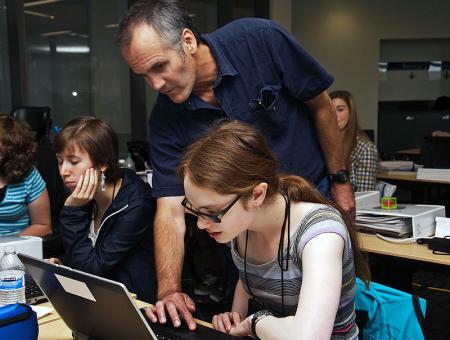 Image of a staff member helping a student during the WebAlert workshop.