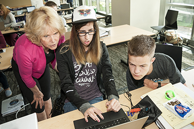 Sheryl Burgstahler discusses web accessibility with students. Sheryl Burgstahler discusses web accessibility with students.