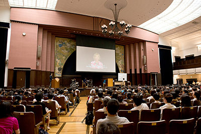 DO-IT Japan watches Sheryl Burgstahler’s congratulatory video.