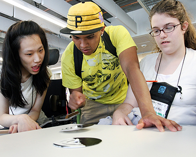 Students experimenting with new materials Image of students experimenting with new materials