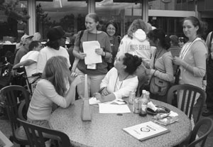 DO-IT Scholars getting to know each other Image of DO-IT Scholars eating lunch and socializing at a round table.